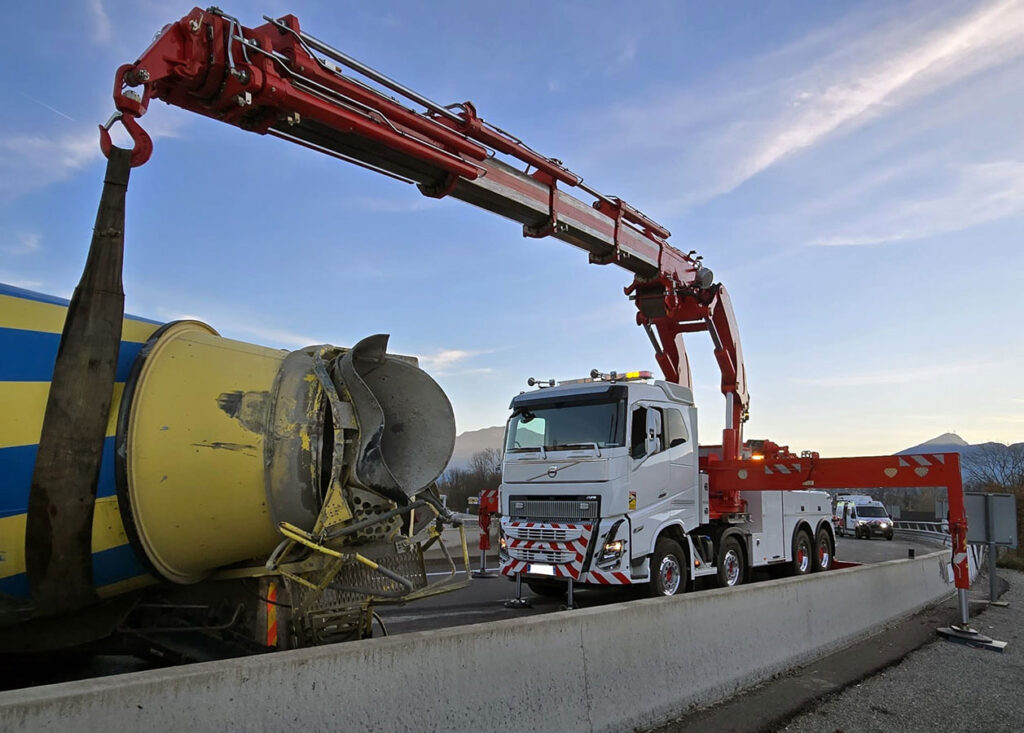 CHEZ-CORNUT-CARROSSERIE-INDUSTRIELLE-GRUE-MANUTENTION-CORMACH-110000E8-VEHICULE-DEPANNAGE
