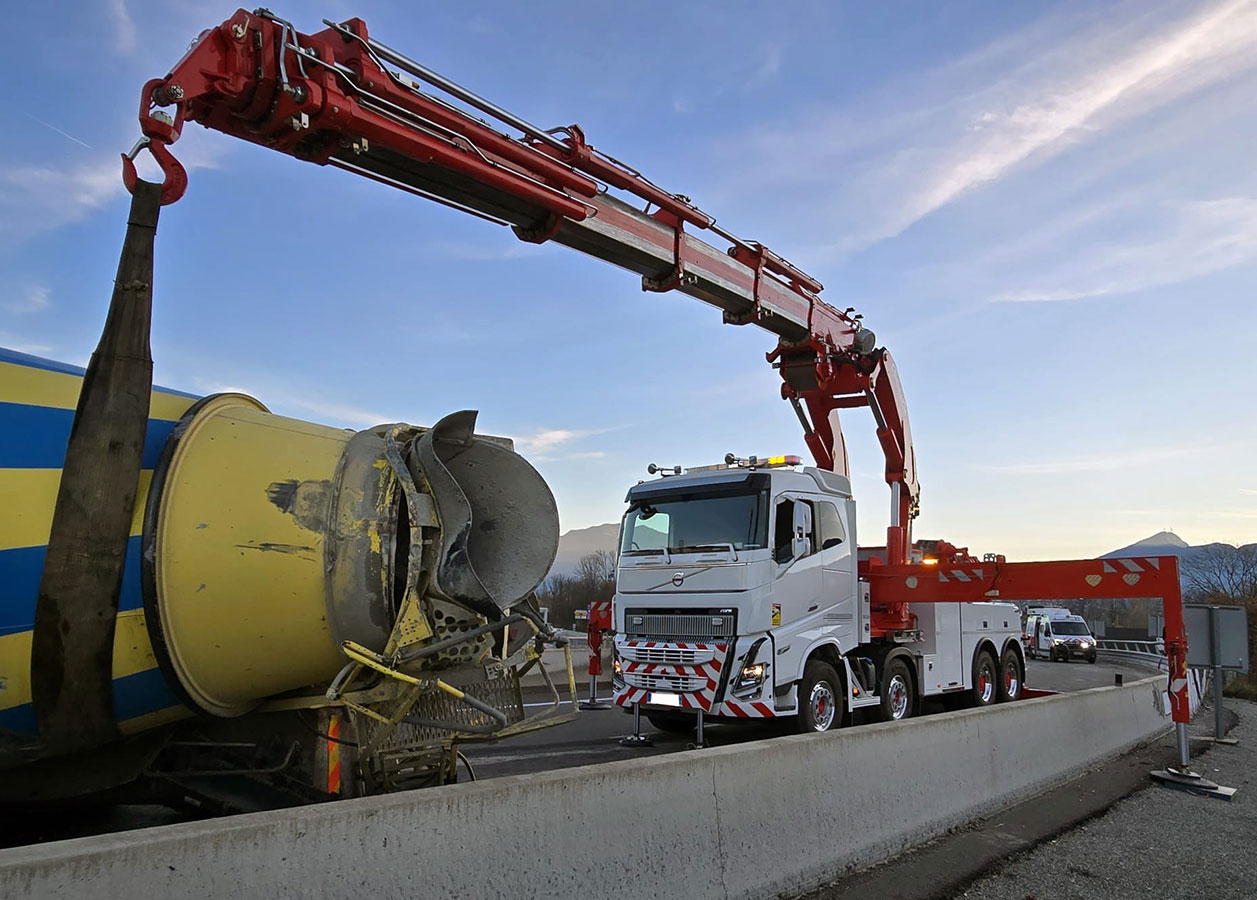 CHEZ-CORNUT-CARROSSERIE-INDUSTRIELLE-GRUE-MANUTENTION-CORMACH-110000E8-VEHICULE-DEPANNAGE