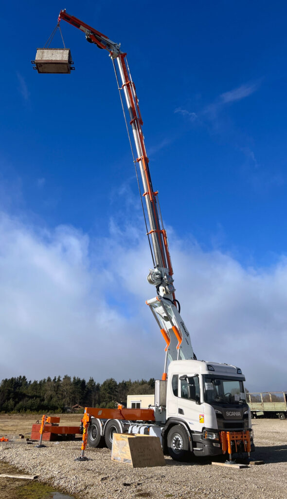 CHEZ-CORNUT-CARROSSERIE-INDUSTRIELLE-GRUE-MANUTENTION-CORMACH-60000E6F134-VOLVO