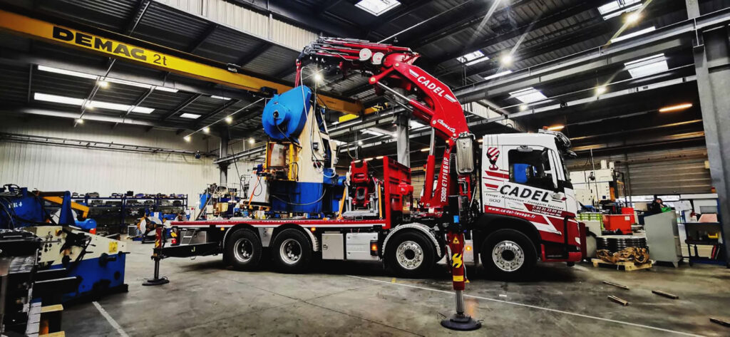 CHEZ-CORNUT-CARROSSERIE-INDUSTRIELLE-GRUE-MANUTENTION-CORMACH-75000E7-VOLVO-USINE