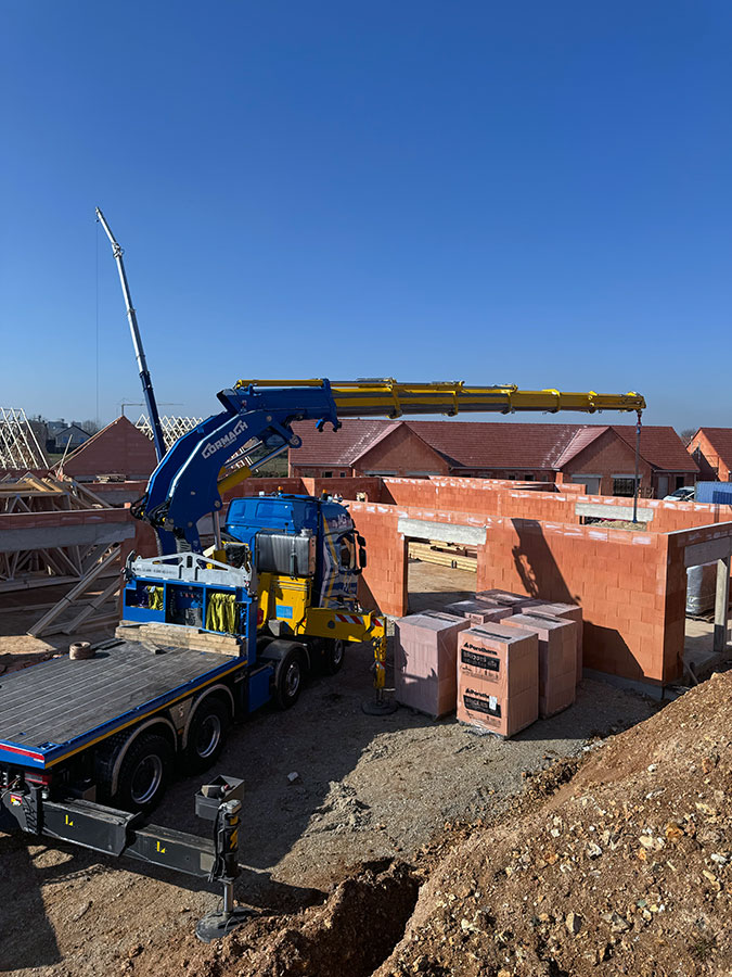 CHEZ-CORNUT-CARROSSERIE-INDUSTRIELLE-FABRICATION-PLATEAU-SUR-MESURE-PLANCHER-BOIS-FACE-AVANT-AMENAGEE-GRUE-LEVAGE-CORMACH