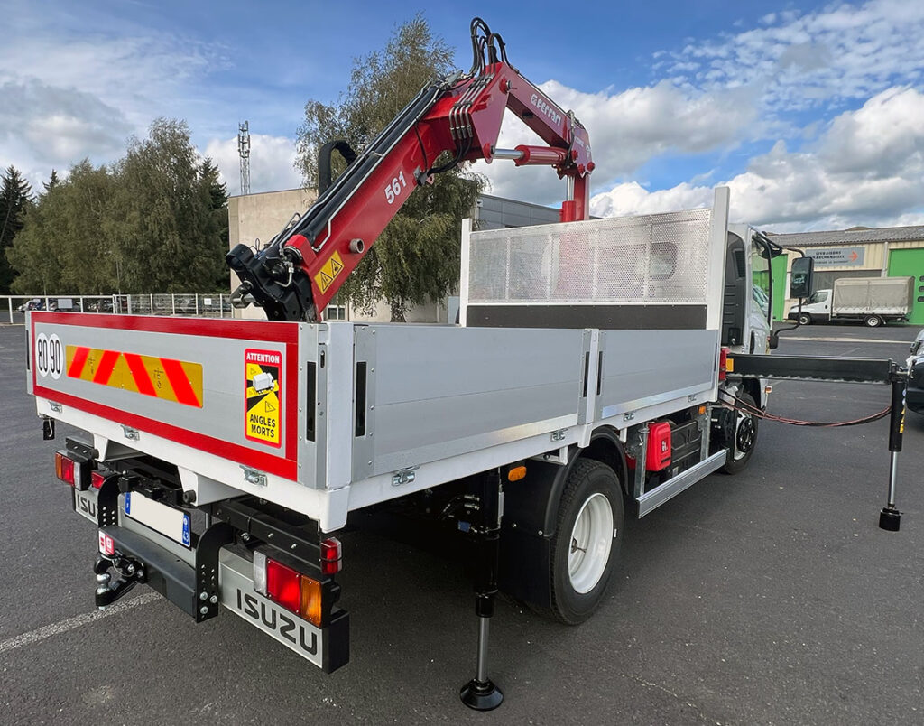 CHEZ-CORNUT-CARROSSERIE-INDUSTRIELLE-GRUE-AUXILIAIRE-FERRARI-561-A2-ISUZU
