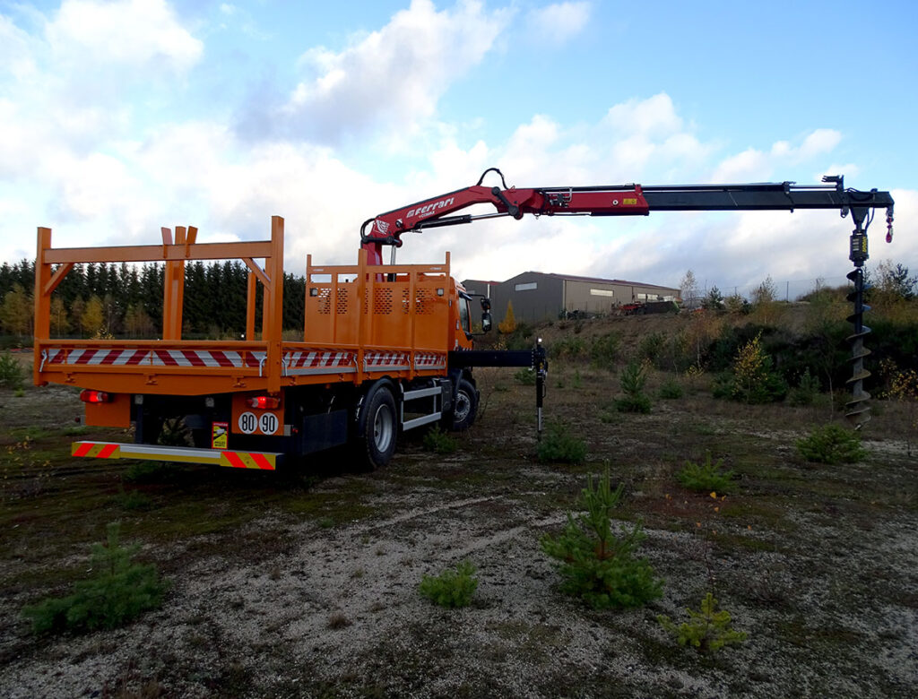 CHEZ-CORNUT-CARROSSERIE-INDUSTRIELLE-GRUE-AUXILIAIRE-FERRARI-7131C-grue-tarriere-renault-trucks