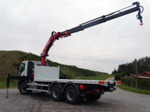 CHEZ-CORNUT-CARROSSERIE-INDUSTRIELLE-GRUE-AUXILIAIRE-FERRARI-7213S-POIDS-LOURDS