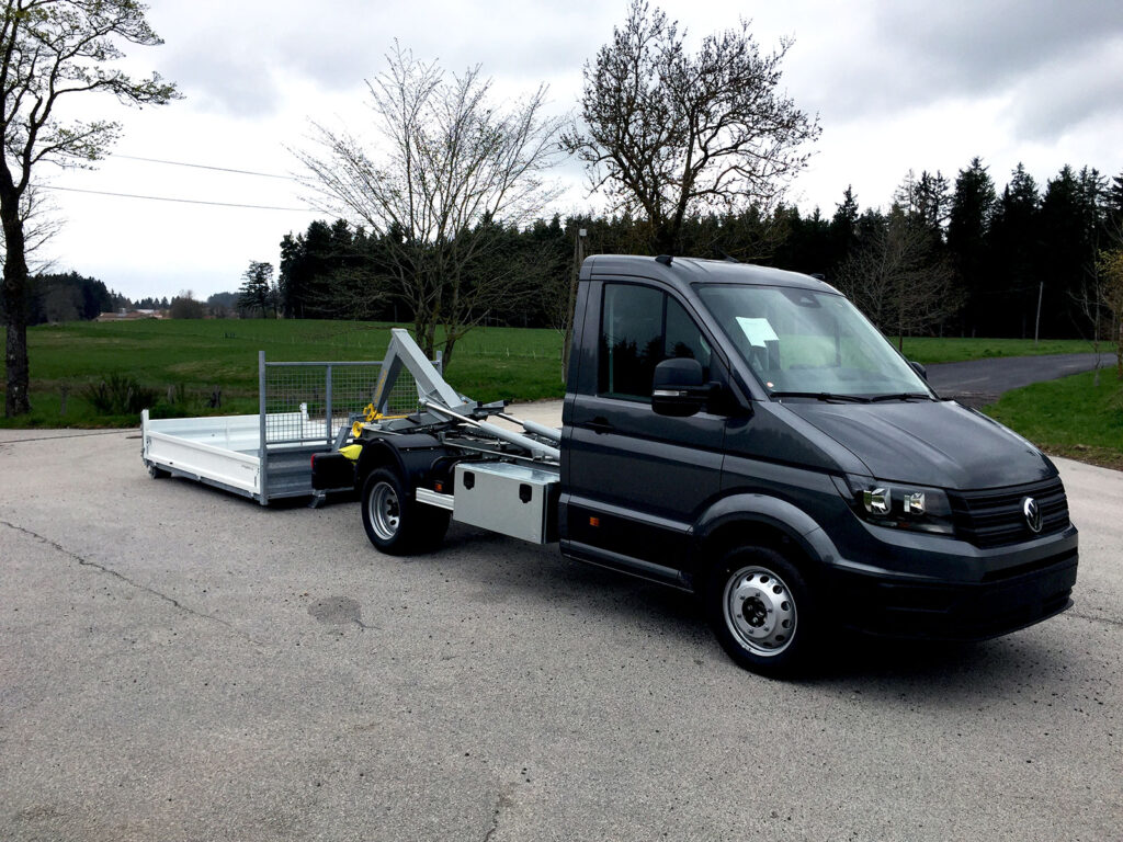 CHEZ-CORNUT-CARROSSERIE-INDUSTRIELLE-BRAS-HYDRAULIQUE-DYNAMICS-D-volkswagen-crafter-depose-totale-caisse-benne-sur-berce-acier-DYNAMACS