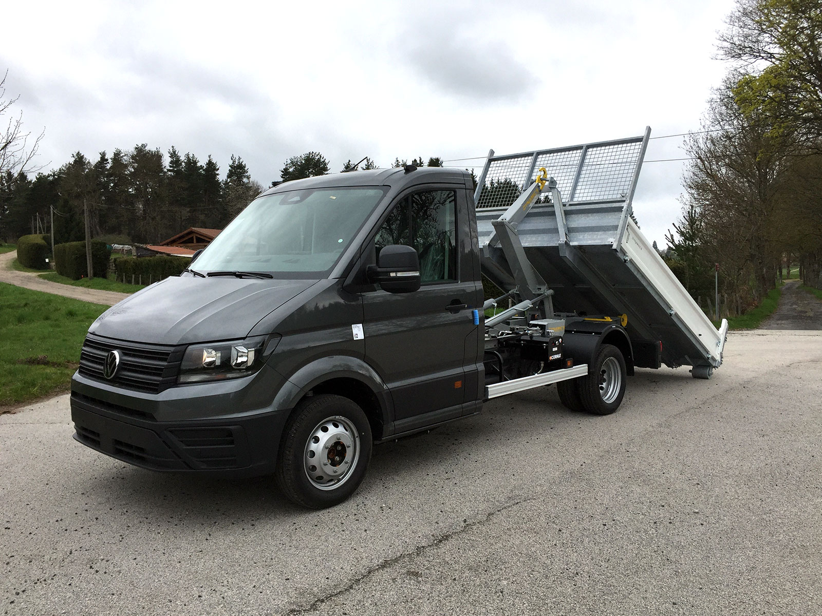 CHEZ-CORNUT-CARROSSERIE-INDUSTRIELLE-BRAS-HYDRAULIQUE-DYNAMICS-D-volkswagen-crafter-semi-depose-caisse-benne-sur-berce-acier-DYNAMACS