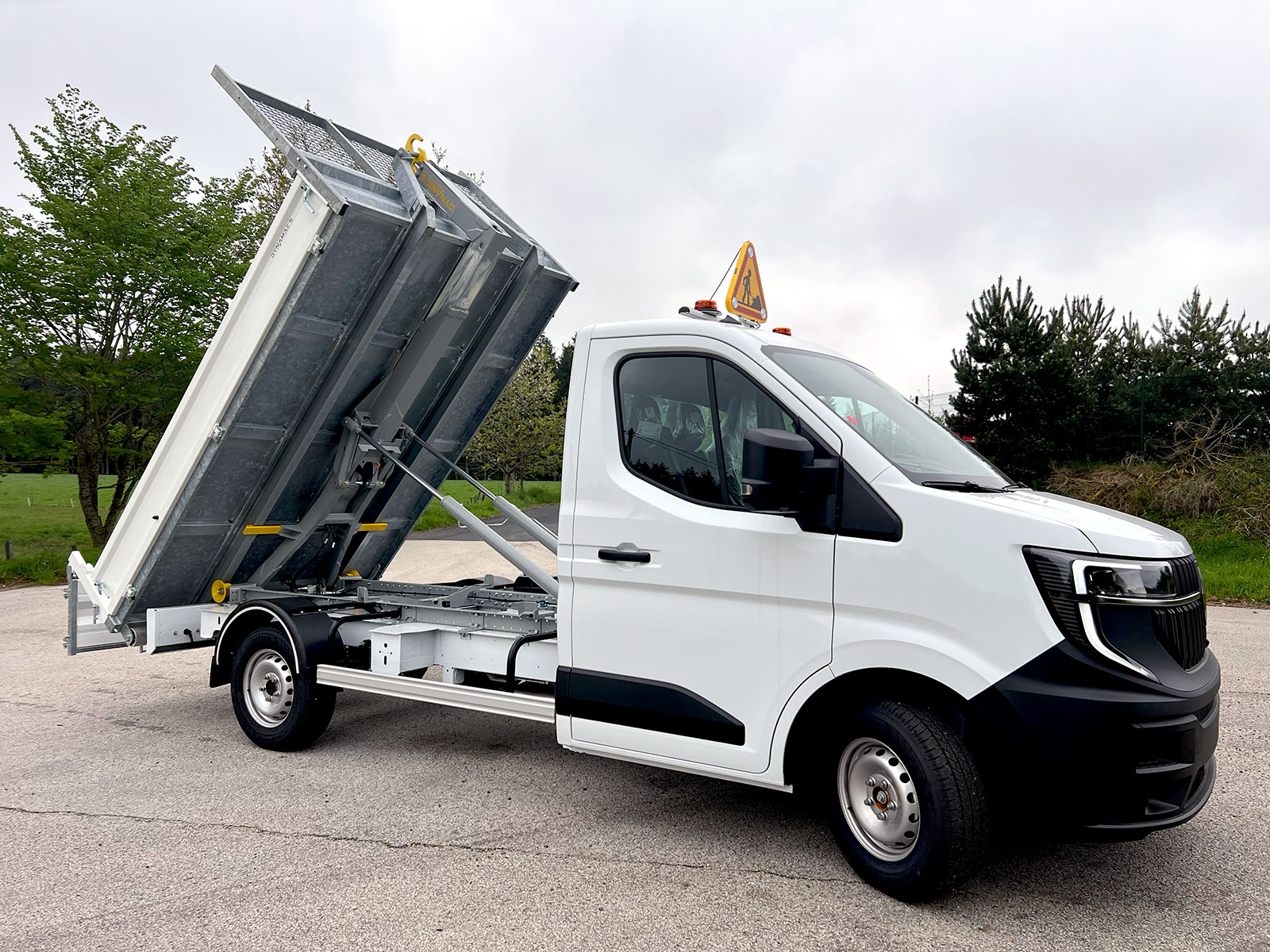 CHEZ-CORNUT-CARROSSERIE-INDUSTRIELLE-BRAS-HYDRAULIQUE-DYNAMICS-D25C-bennage-benne-sur-berce-acier-dynamacs-RENAULT-MASTER-XDE