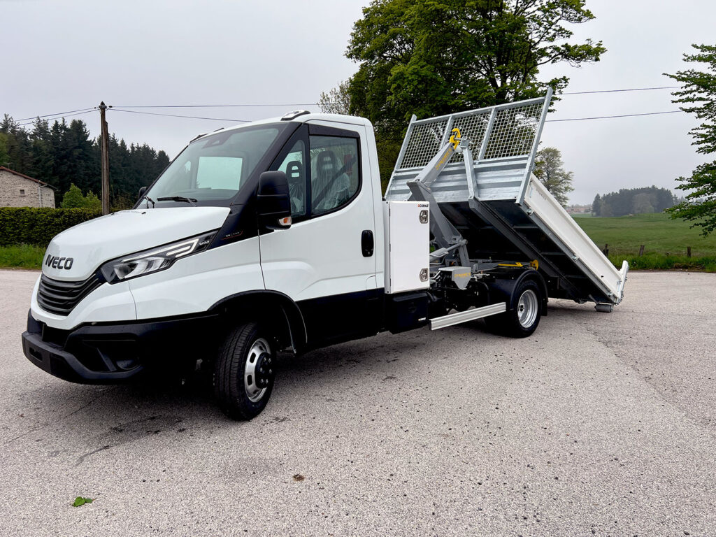 CHEZ-CORNUT-CARROSSERIE-INDUSTRIELLE-BRAS-HYDRAULIQUE-DYNAMICS-D30-nouveau-iveco-daily-semi-depose-benne-acier-amovible-sur-berce-DYNAMACS