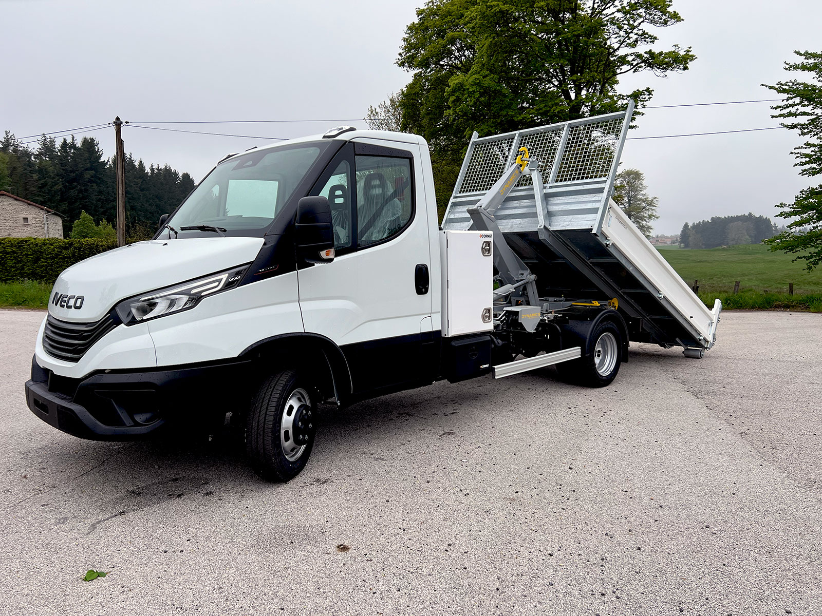 CHEZ-CORNUT-CARROSSERIE-INDUSTRIELLE-BRAS-HYDRAULIQUE-DYNAMICS-D30-nouveau-iveco-daily-semi-depose-benne-acier-amovible-sur-berce-DYNAMACS