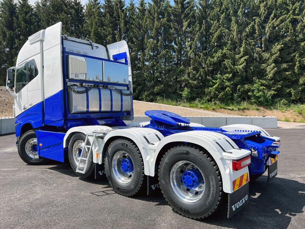 CHEZ-CORNUT-CARROSSERIE-INDUSTRIELLE-CONVOI-EXCEPTIONNEL-AMENAGEMENT-CAMION-VOLVO-ECHELLE