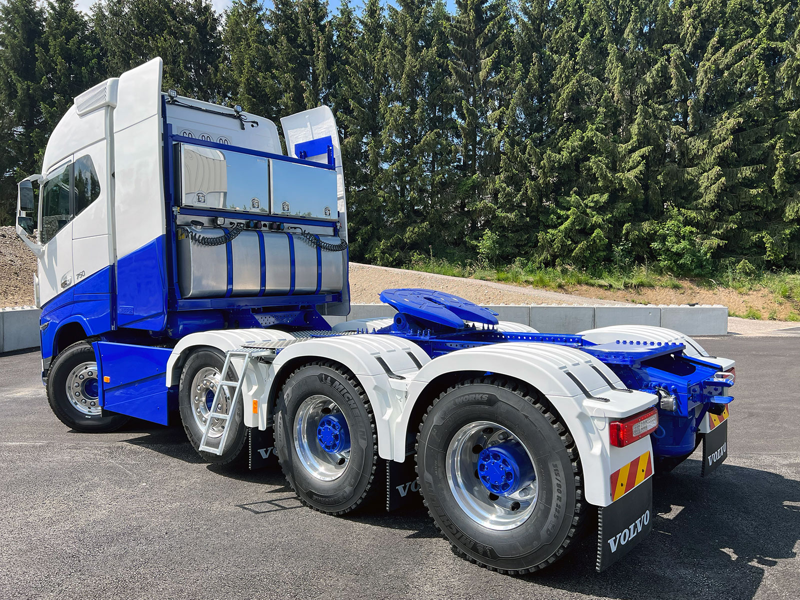 CHEZ-CORNUT-CARROSSERIE-INDUSTRIELLE-CONVOI-EXCEPTIONNEL-AMENAGEMENT-CAMION-VOLVO-ECHELLE