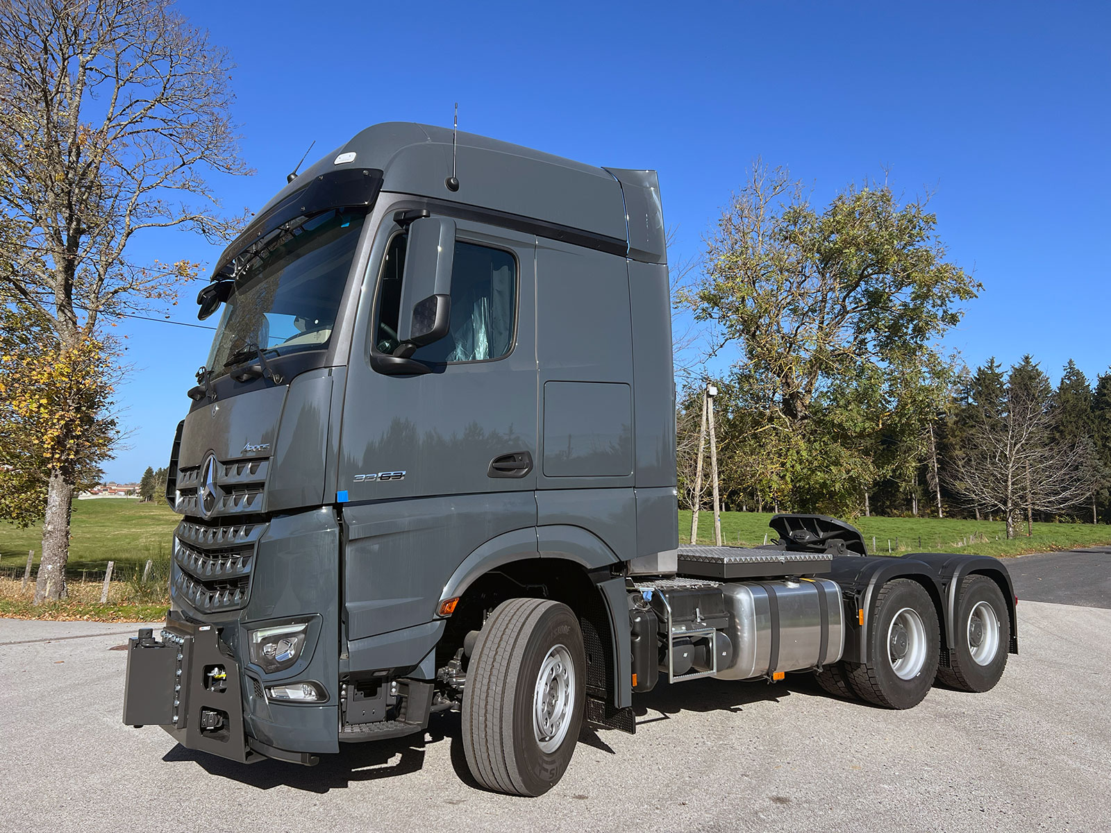 CHEZ-CORNUT-CARROSSERIE-INDUSTRIELLE-CONVOI-EXCEPTIONNEL-AMENAGEMENT-COFFRES-CROCHET-REMORQUAGE-DEFLECTEURS-JUPES-PLAQUE-POUSSEE-AVANT-MERCEDES-BENZ-AROCS