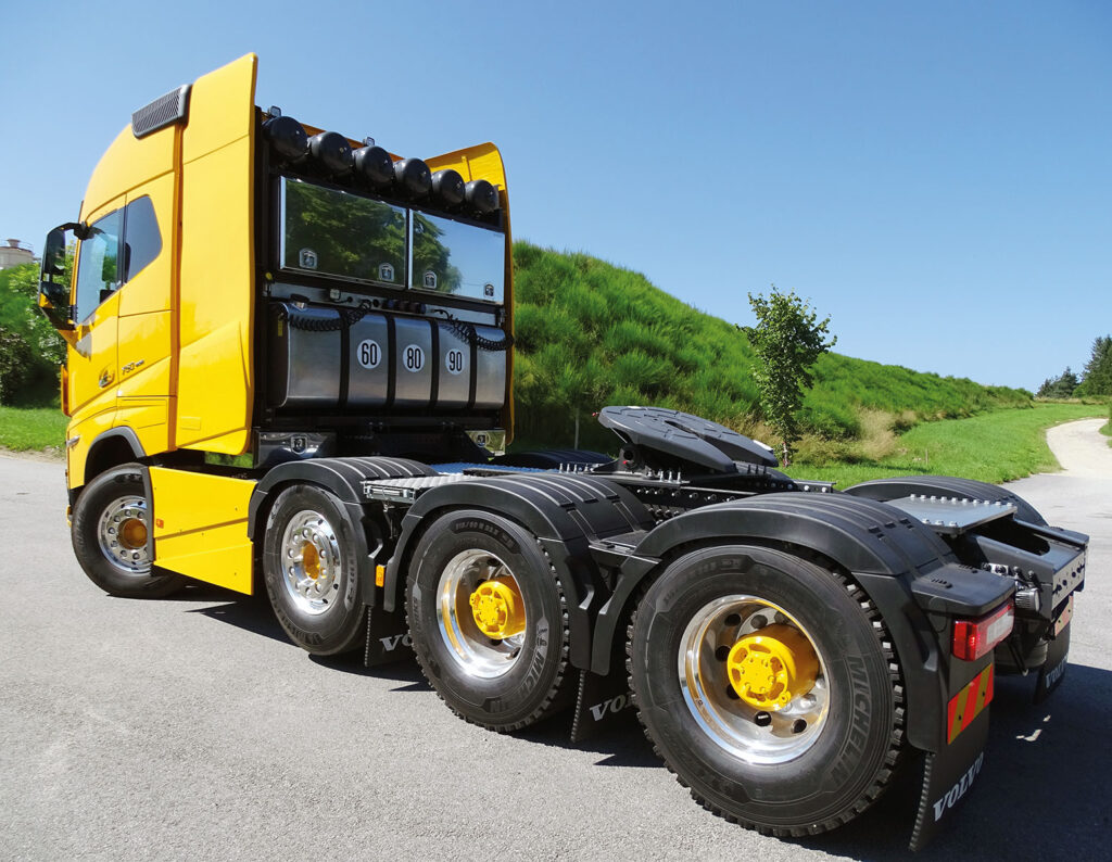 CHEZ-CORNUT-CARROSSERIE-INDUSTRIELLE-CONVOI-EXCEPTIONNEL-COFFRES-DEFLECTEURS-VOLVO-FH