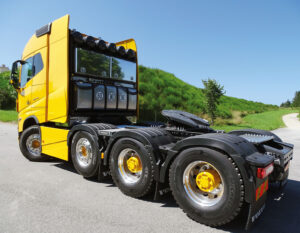 CHEZ-CORNUT-CARROSSERIE-INDUSTRIELLE-CONVOI-EXCEPTIONNEL-COFFRES-DEFLECTEURS-VOLVO-FH