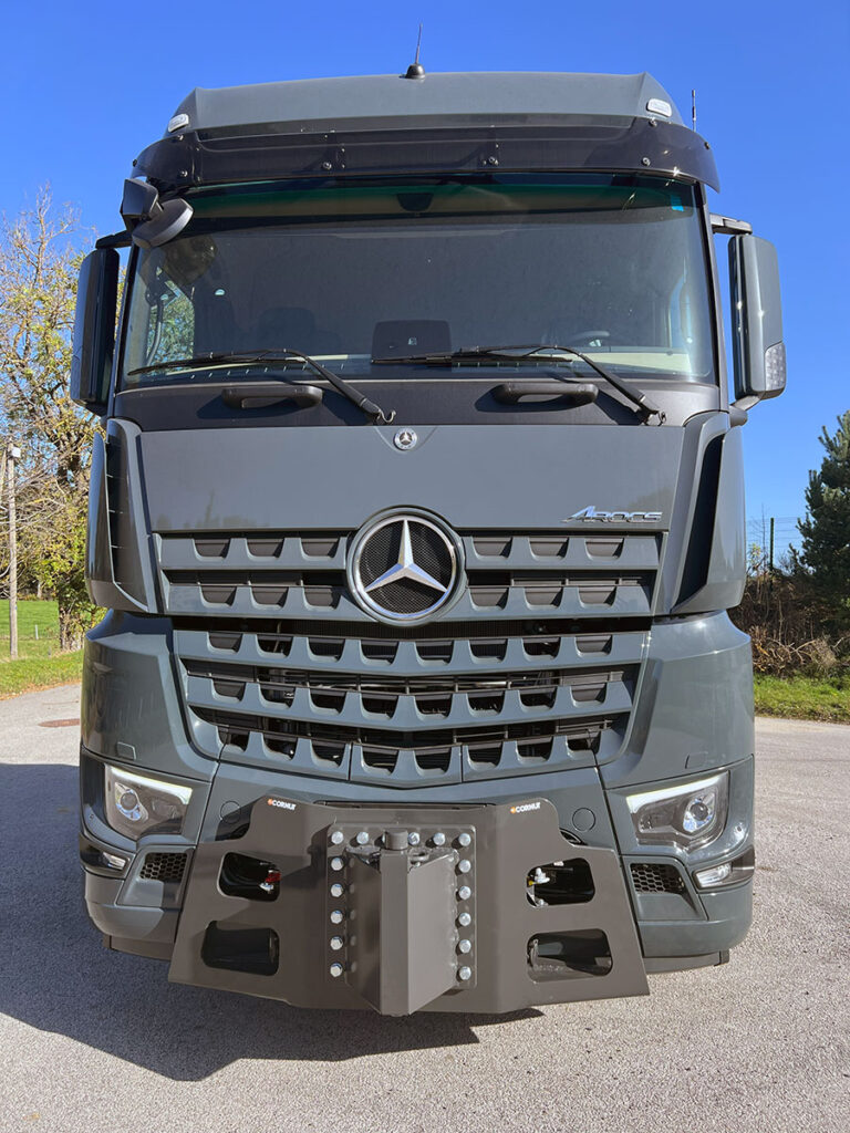 CHEZ-CORNUT-CARROSSERIE-INDUSTRIELLE-CONVOI-EXCEPTIONNEL-PLAQUE-POUSSEE-AVANT-MERCEDES-BENZ-AROCS