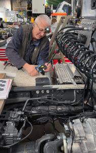 CHEZ-CORNUT-CARROSSERIE-INDUSTRIELLE-CONVOI-EXCEPTIONNEL_TRAVAUX-ELECTRIQUES-MERCEDES-BENZ-AROCS