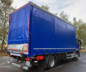 CHEZ-CORNUT-CARROSSERIE-INDUSTRIELLE-MISE-AUX-NORMES-ADR-PLATEAU-HAYON-CAMION
