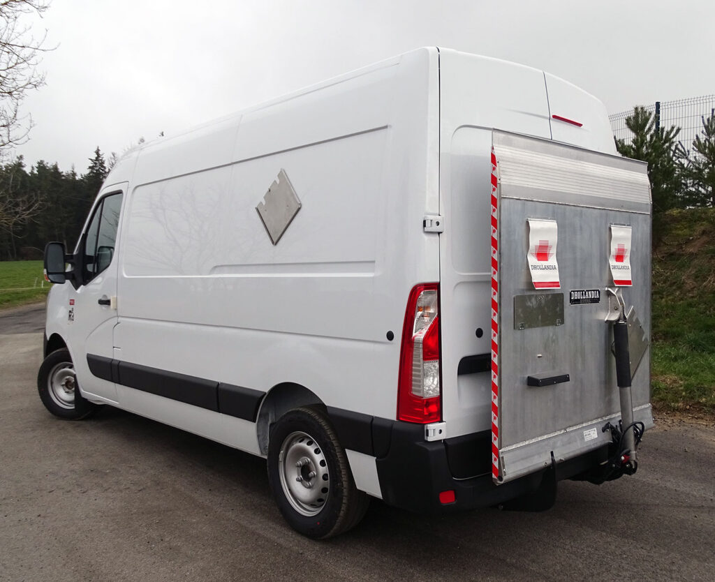 CHEZ-CORNUT-CARROSSERIE-INDUSTRIELLE-MISE-AUX-NORMES-ADR-PLATEAU-HAYON-CAMION-renault-trucks