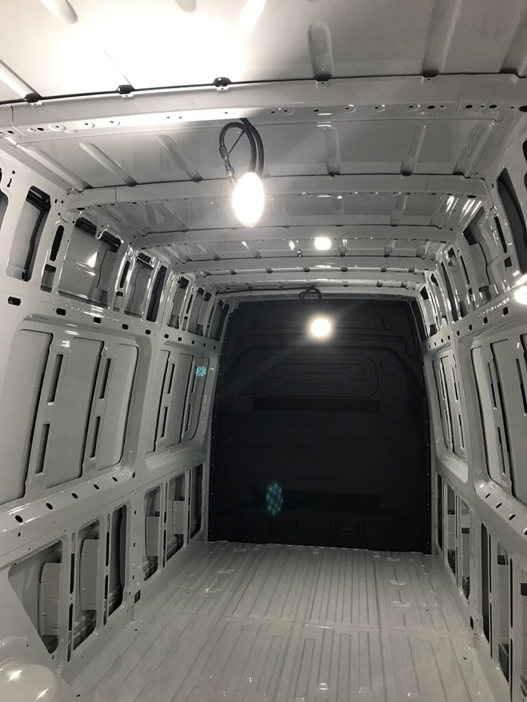 CHEZ-CORNUT-CARROSSERIE-INDUSTRIELLE-MISE-AUX-NORMES-ADR-avant-habillage-interieur-fourgon-mercedes-benz-sprinter