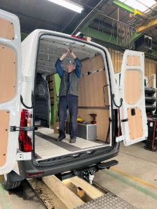CHEZ-CORNUT-CARROSSERIE-INDUSTRIELLE-MISE-AUX-NORMES-ADR-circuits-electriques-mercedes-benz-sprinter