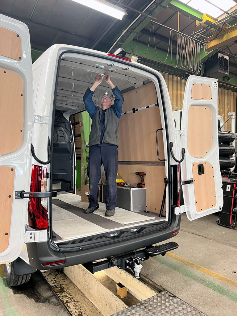 CHEZ-CORNUT-CARROSSERIE-INDUSTRIELLE-MISE-AUX-NORMES-ADR-circuits-electriques-mercedes-benz-sprinter