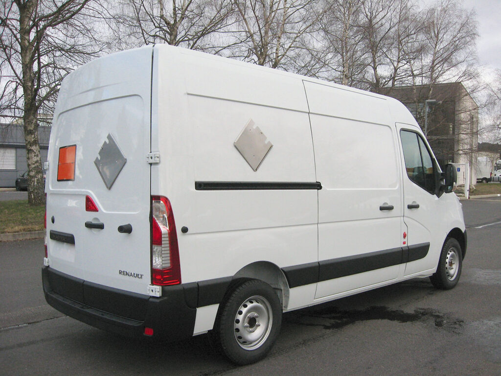 CHEZ-CORNUT-CARROSSERIE-INDUSTRIELLE-MISE-AUX-NORMES-ADR-fourgon-renault-master