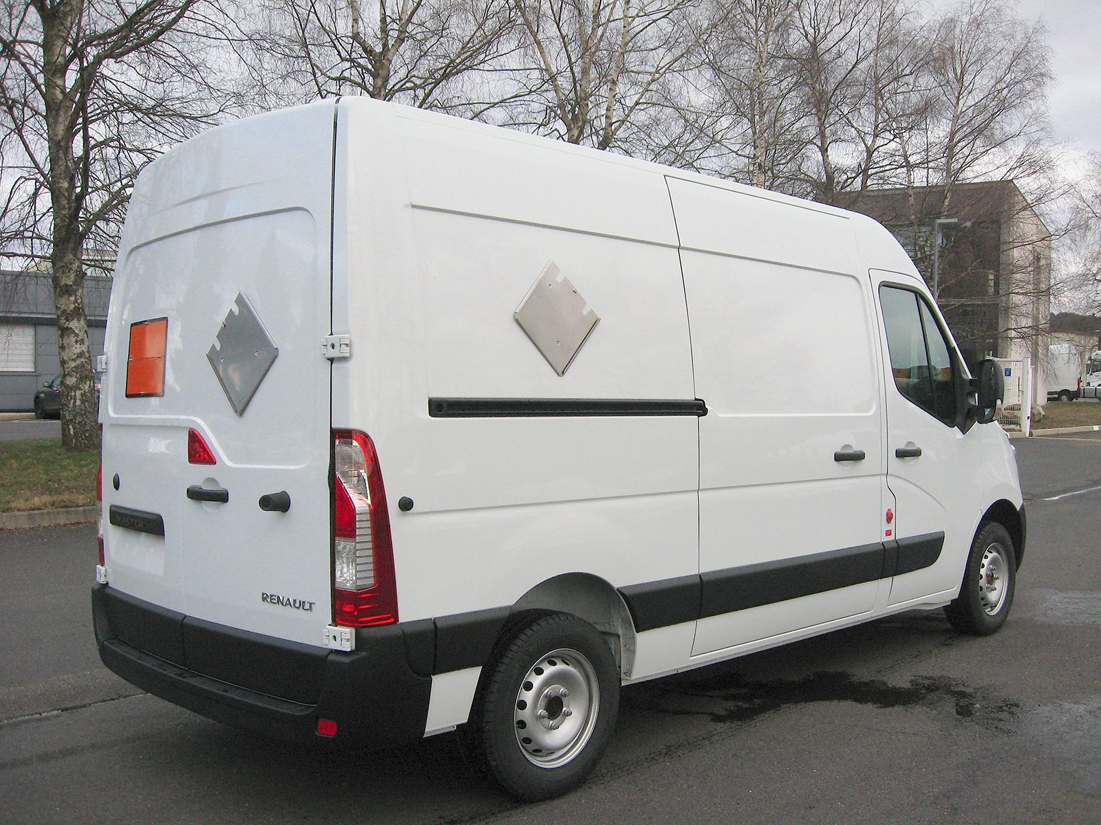CHEZ-CORNUT-CARROSSERIE-INDUSTRIELLE-MISE-AUX-NORMES-ADR-fourgon-renault-master