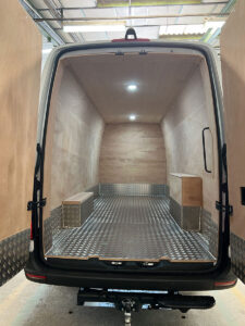 CHEZ-CORNUT-CARROSSERIE-INDUSTRIELLE-MISE-AUX-NORMES-ADR-habillage-interieur-bois-inox-fourgon-mercedes-benz-sprinter