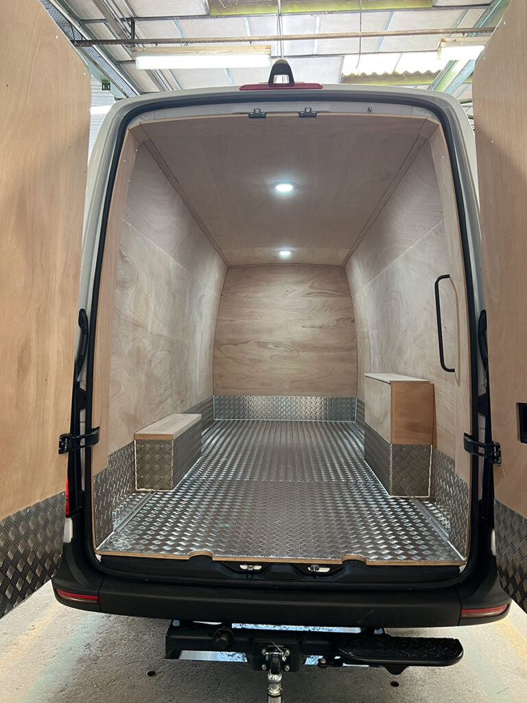 CHEZ-CORNUT-CARROSSERIE-INDUSTRIELLE-MISE-AUX-NORMES-ADR-habillage-interieur-bois-inox-fourgon-mercedes-benz-sprinter