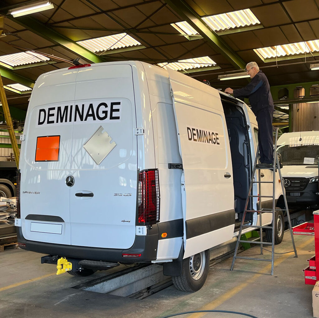 CHEZ-CORNUT-CARROSSERIE-INDUSTRIELLE-MISE-AUX-NORMES-ADR-installation-feux-toit-fourgon-mercedes-benz-sprinter