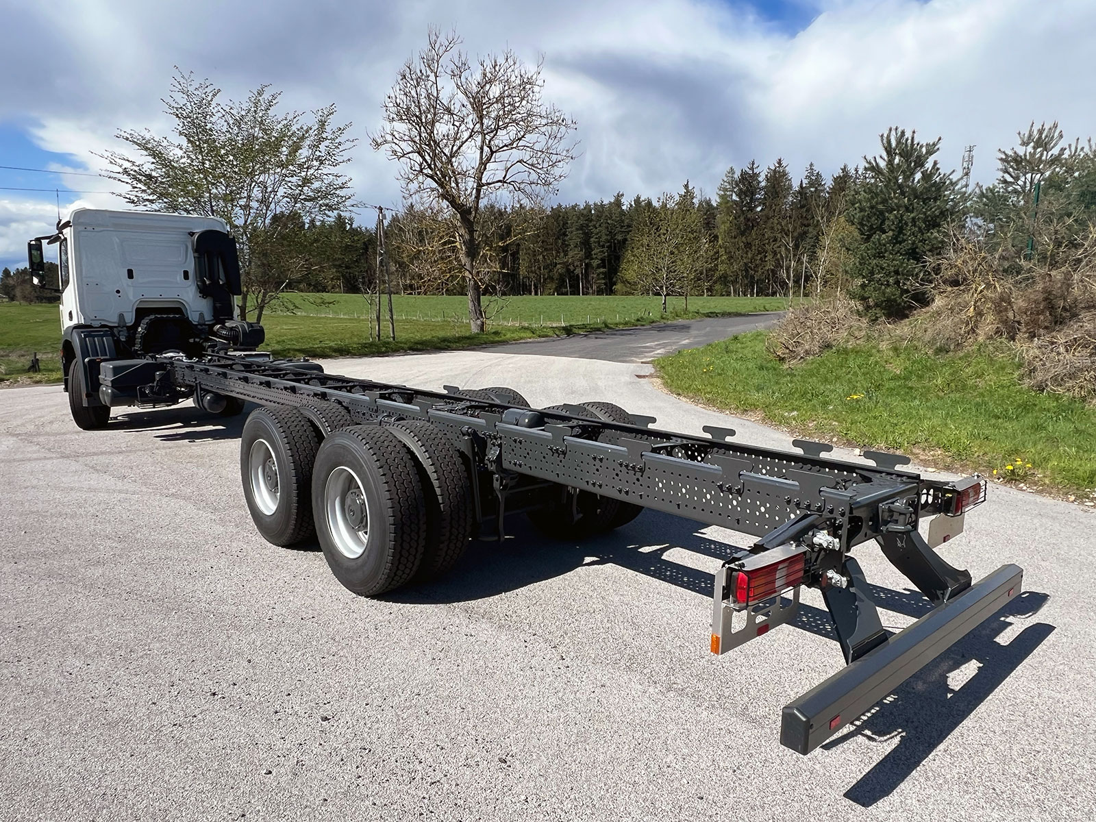 CHEZ-CORNUT-CARROSSERIE-INDUSTRIELLE-MODIFICATION-CHASSIS-ALLONGEMENT-CHASSIS-MERCEDES-BENZ