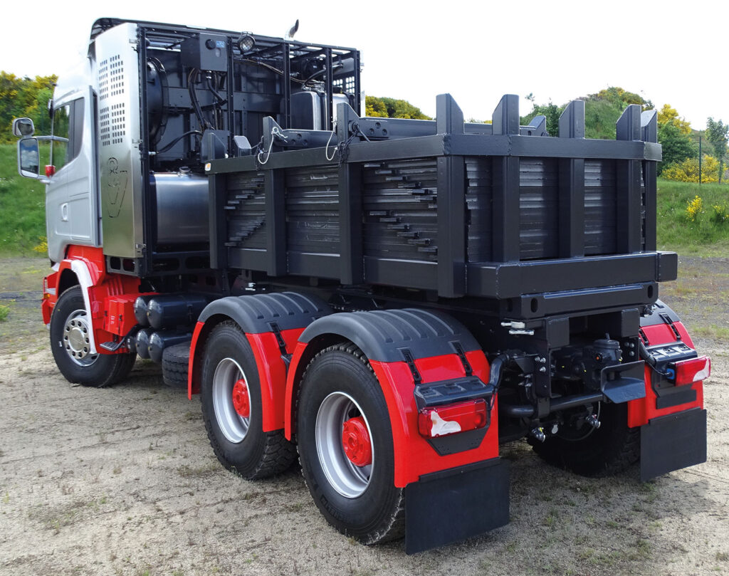 CHEZ-CORNUT-CARROSSERIE-INDUSTRIELLE-TRANSPORT-EXCEPTIONNEL-FAUX-CHASSIS-TWIST-LOCKS-SCANIA