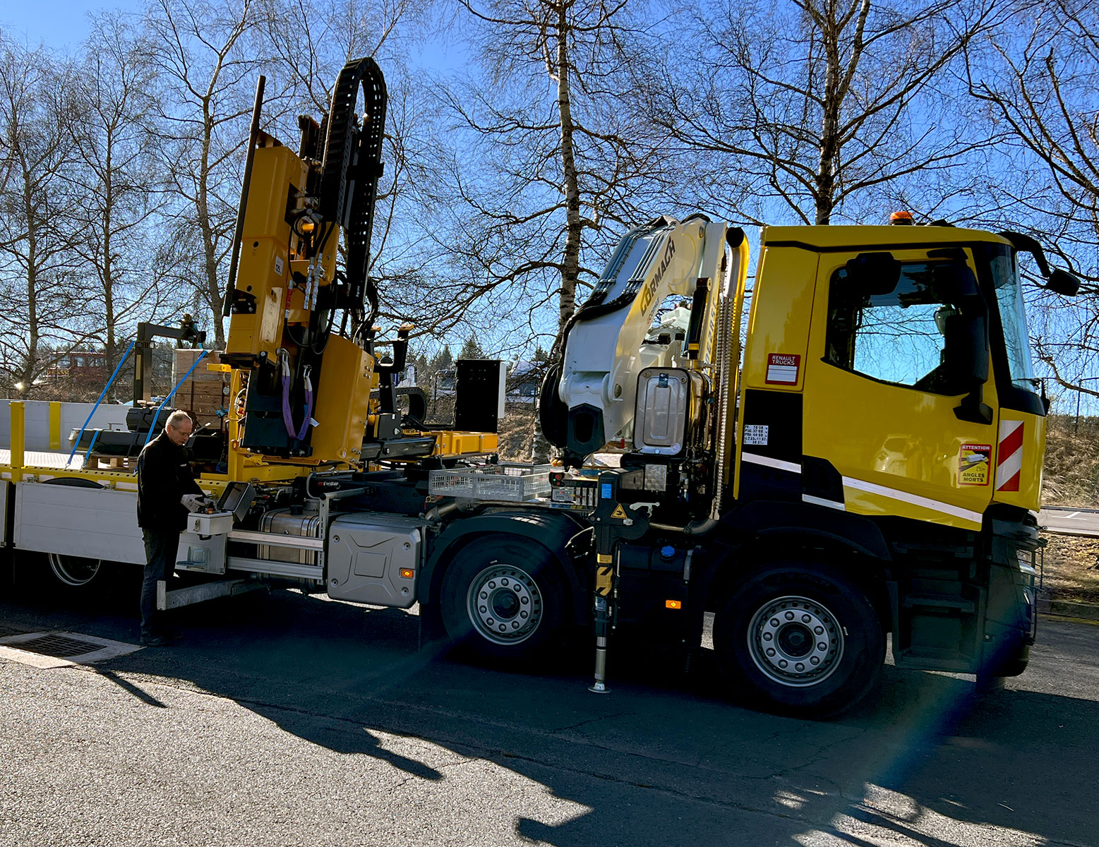 CHEZ-CORNUT-CARROSSERIE-INDUSTRIELLE-travaux-adaptation-vehicule-lent-avanvcement-hydrostatique-grue-cormach-28200E