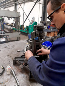 CHEZ-CORNUT-SERVICE-ENTRETIEN-REPARATION-BOITE-DE-VITESSE-depose-boite-repARATION-bv-zf-6s